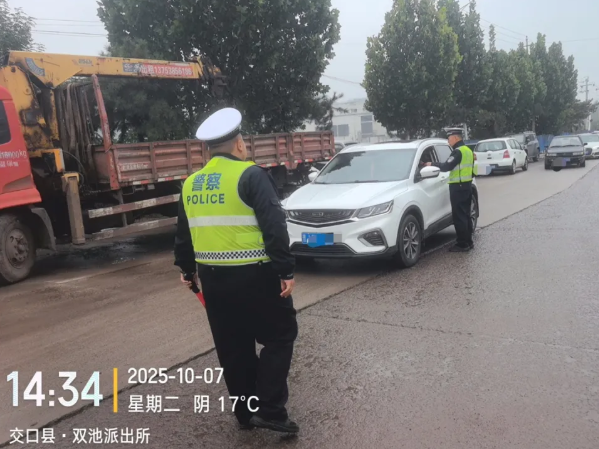 吕梁交口交警：风雨中守护  撑起节日“平安伞”