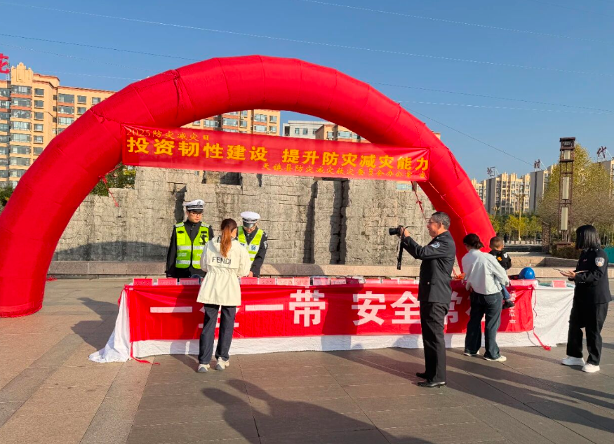 秋阳暖场传安全  大同天镇交警护出行