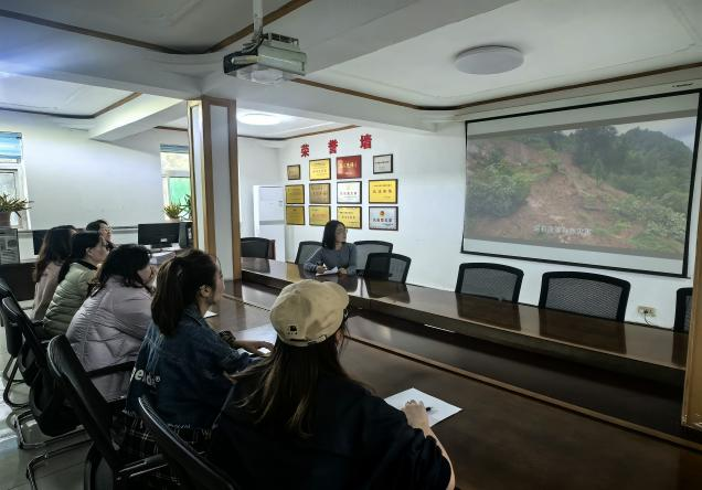 太原市政集团一公司团支部组织团员青年开展“筑牢安全防线  青春风雨同行”主题团日