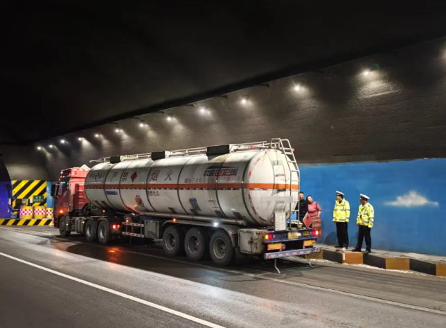 危化品车辆故障滞留隧道  山西高速民警：“我们护送你们！”