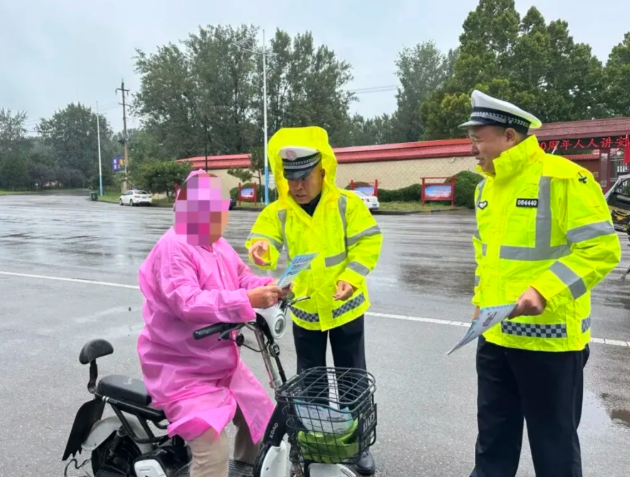 临汾公安交警“警”紧相随护平安，交通安全“润”乡村
