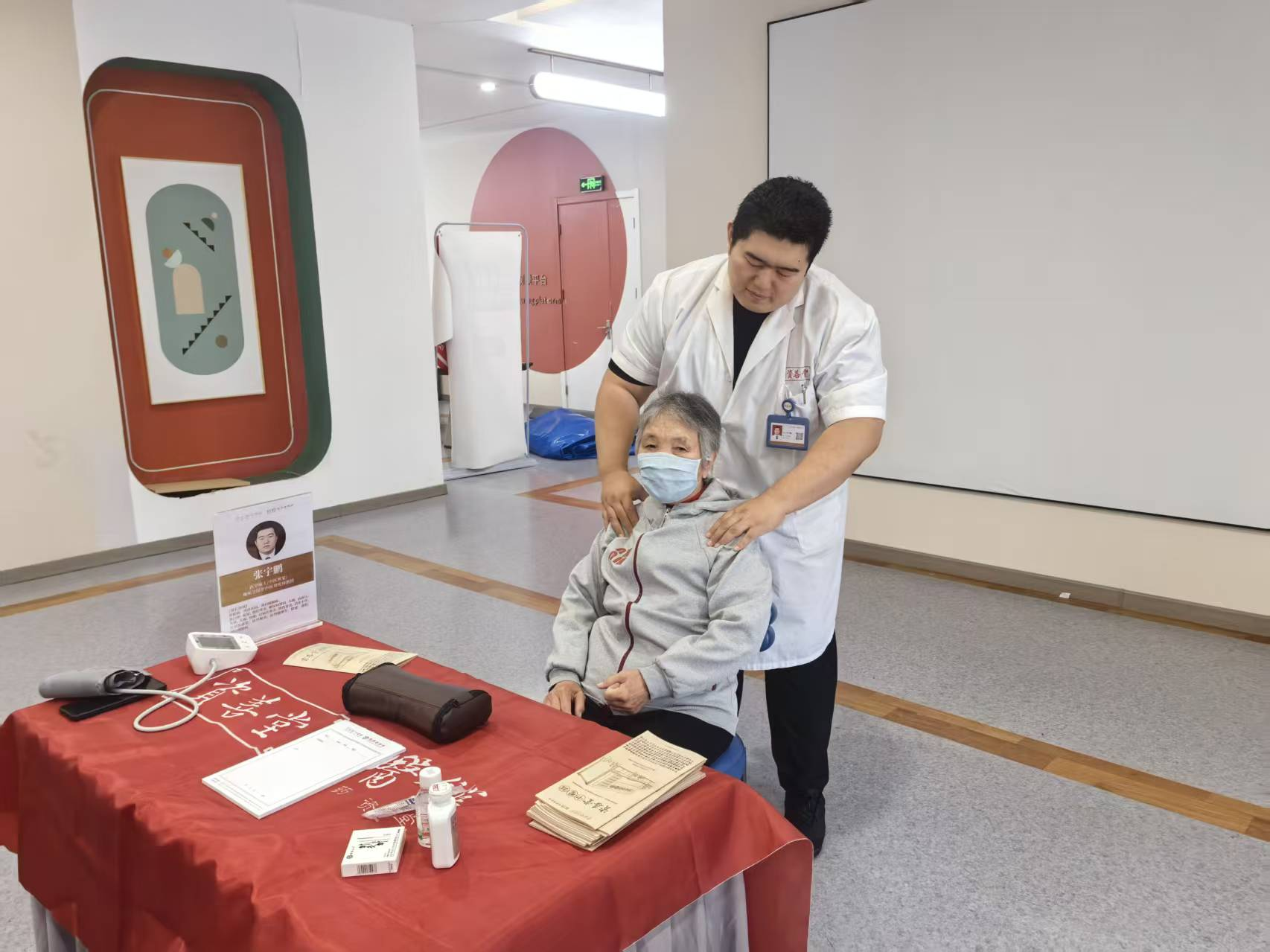 太原万柏林区小井峪街道：健康进社区  义诊暖人心