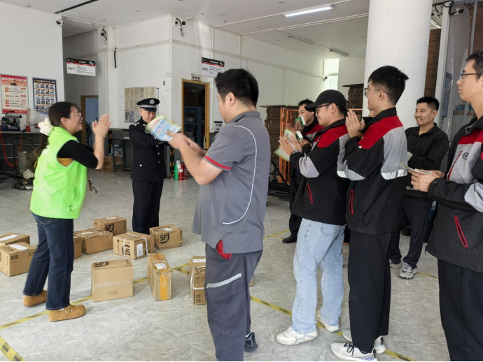 郑州禁毒宣传走进物流行业 喊响“每单都是禁毒岗”口号442.png