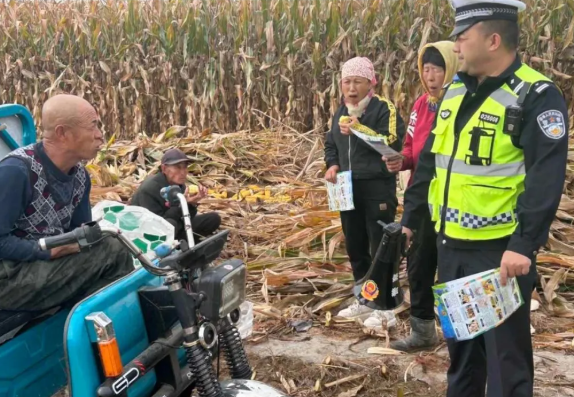 大同阳高县公安：走田间  话交规  农忙时节保平安