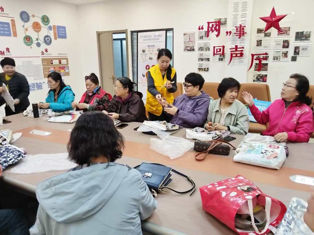 两员融合+志愿助力——太原万柏林区长兴南街社区手工活动闭环暖老服务