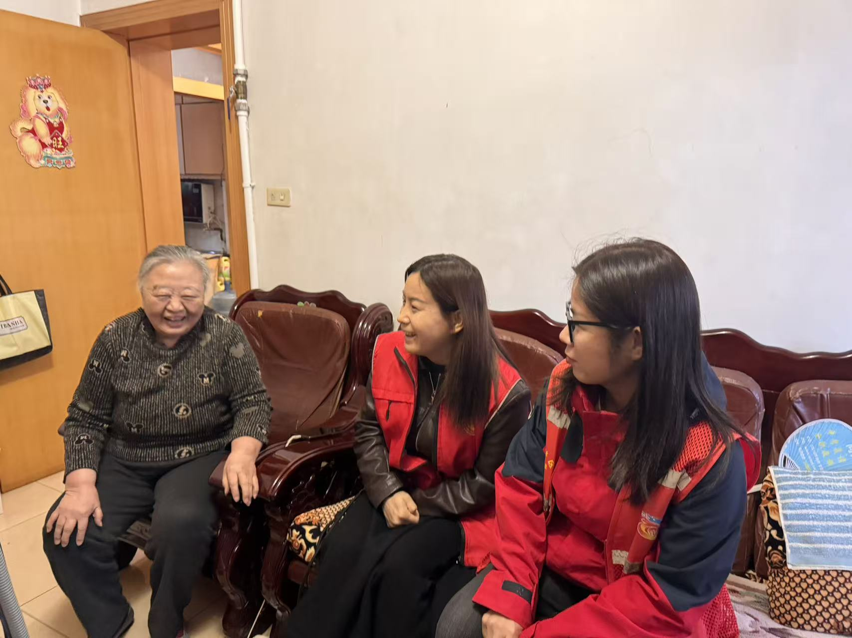 太原万柏林区南寒街道：“敲门看灯”暖初冬  情系留守送暖流