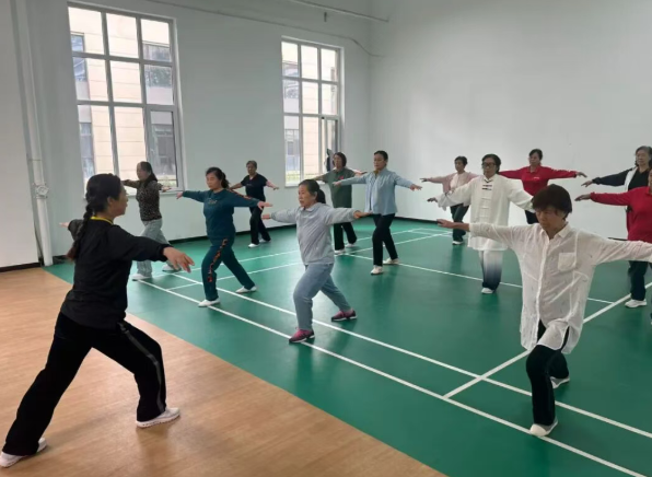 古拳新韵润柴村！傅山拳法培训开课，银发学员练出精气神！