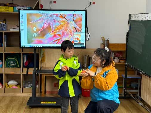 太原万柏林区南寒街道：霜叶巧手粘，甜柿话秋天