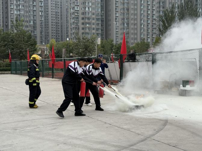 太原万柏林区下元街道开展“消防演练进校园  自防自救保安全”暨法治宣传教育活动