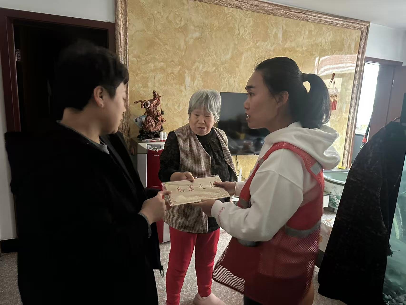 太原万柏林区杜儿坪街道：赠光荣之牌  暖军属心扉