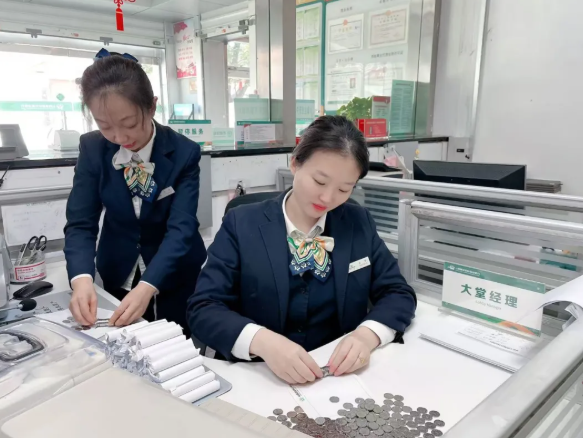 客户万元“幸福硬币”遇兑换难题，临汾翼城农商银行这样“实力宠客”！