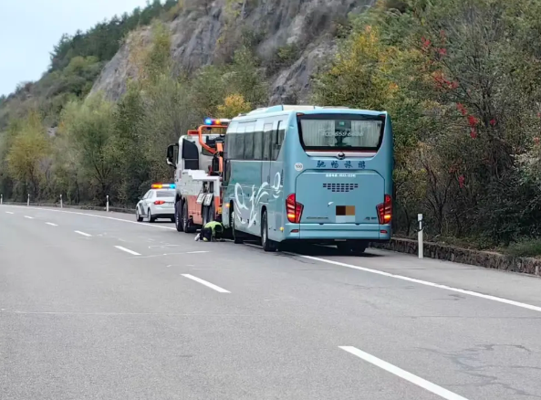 大巴车突发故障  山西高速路警联动高效转移28名乘客
