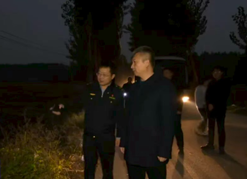 临汾洪洞县：王向辉夜查大气污染防治工作