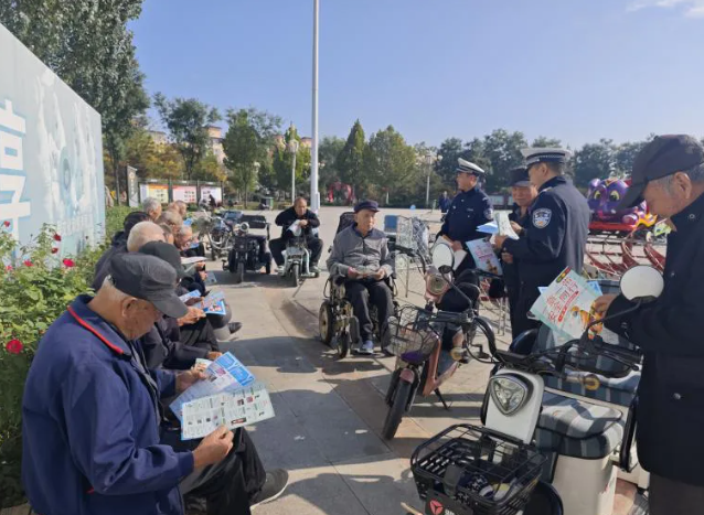 “一盔一带”宣传进社区 守护“银发群体”出行安全