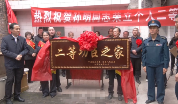 吕梁临县：锣鼓喧天送喜报  功臣之家享荣光