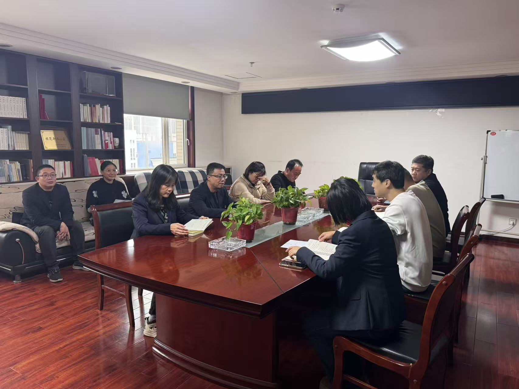 太原市政集团辰宇公司党支部开展“紧跟发展趋势，提升责任效能”主题党日活动