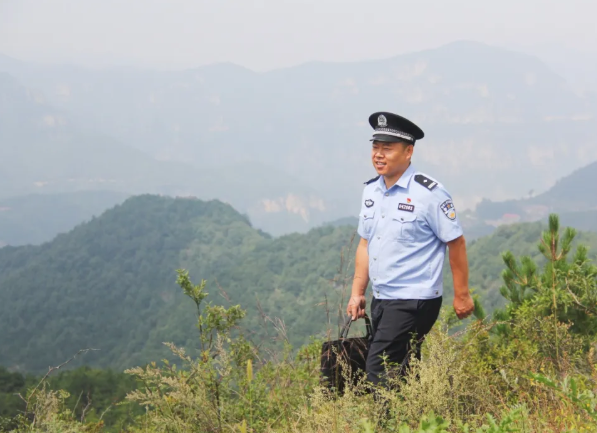 太行山大峡谷的“守山人”——对话“全国‘人民满意的公务员’”申飞飞
