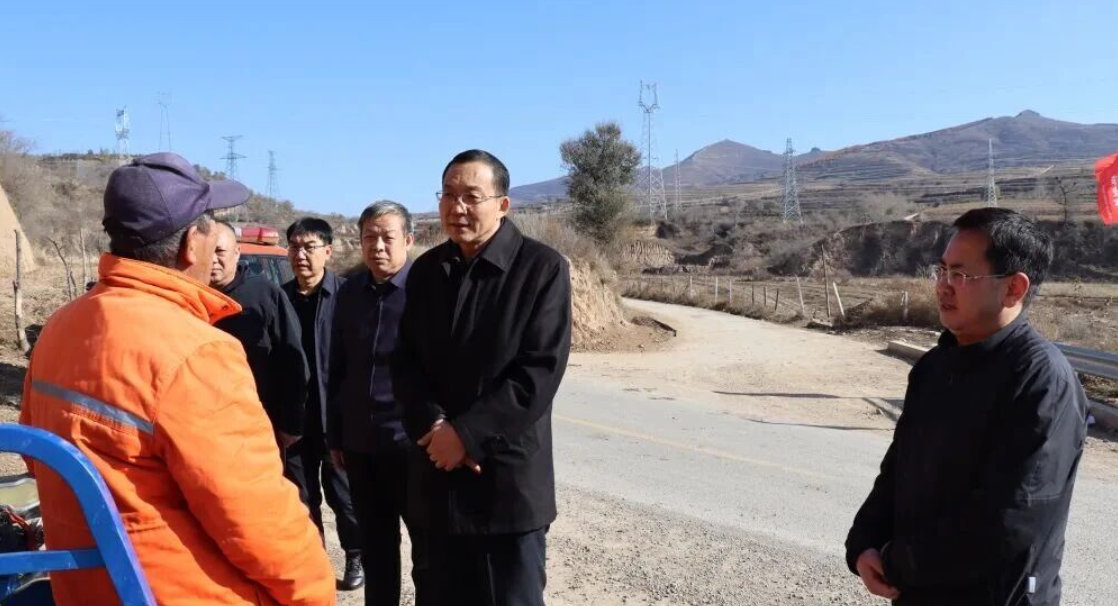 忻州静乐县长居清平在赤泥窊乡调研护林防火和秋粮收购工作