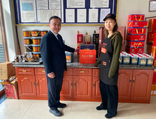 临汾洪洞农商银行：走村串户送“甘霖”，老少爷们笑开颜