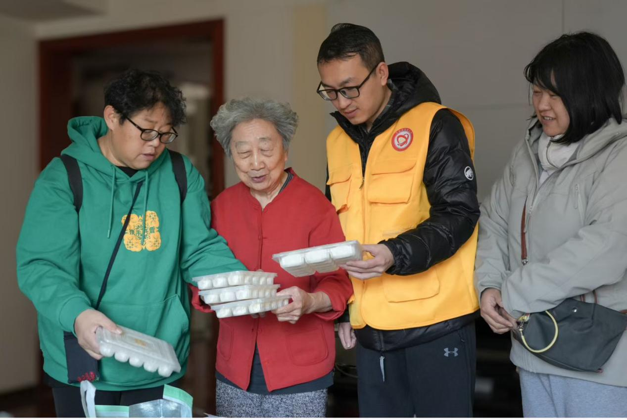 银发献爱心  饺子馄饨传真情——太原万柏林区丽华社区暖心服务伴老人度佳节