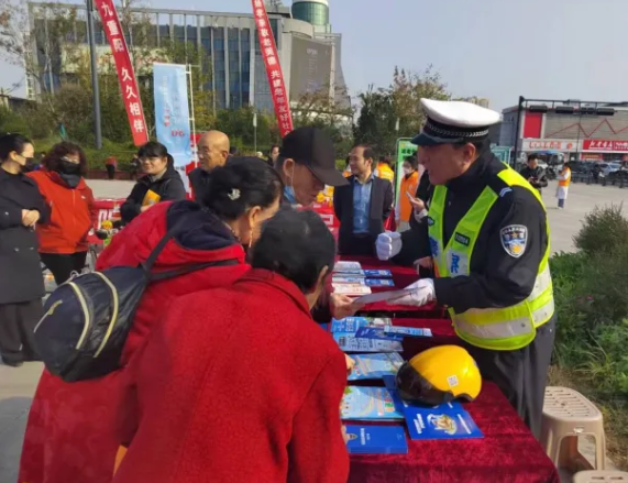 临汾公安交警支队联合市民政局等部门开展重阳节交通安全宣讲活动