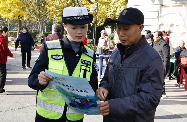 吕梁公安交警开展老年人交通安全宣传活动