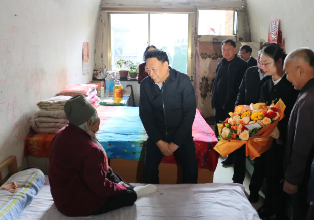 晋中灵石县委书记韩军走访慰问百岁老人