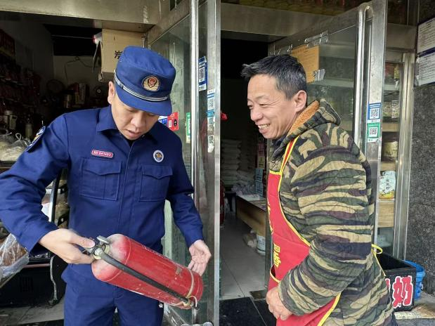 太原万柏林区神堂沟街道走进九小场所开展“入户式”消防安全宣传活动