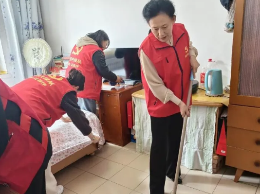 新老接力传精神！太原尖草坪区光社街道建工街第二社区这场入户活动，让红色基因焕新彩