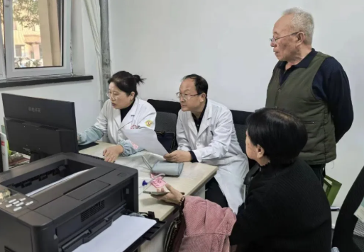 吕梁市第一人民医院市直机关综合门诊部举办重阳节义诊活动