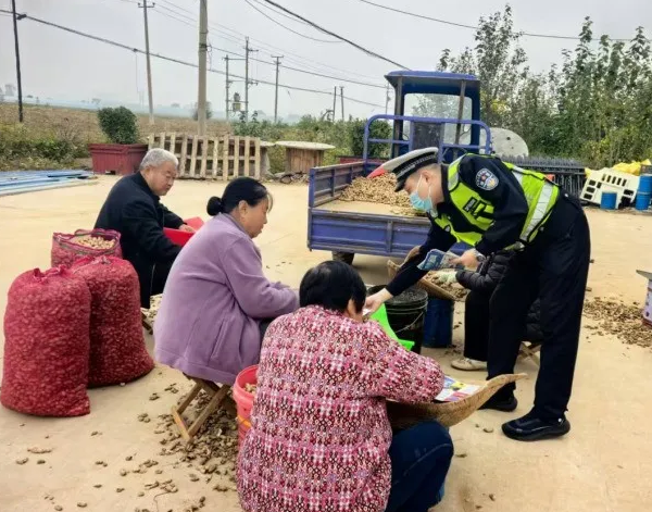 临汾公安交警紧盯“中老年群体”精准宣传守护出行安全