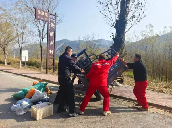 临汾大宁公安：民辅警巡逻伸援手  快速救助翻车群众