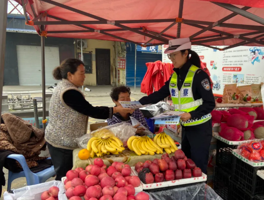 靶向宣传筑防线—— 临汾公安交警走进辖区农贸市场开展“一盔一带”交安宣传活动