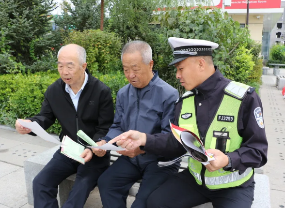 吕梁交口交警讲好“安全课” 守护“银发族”