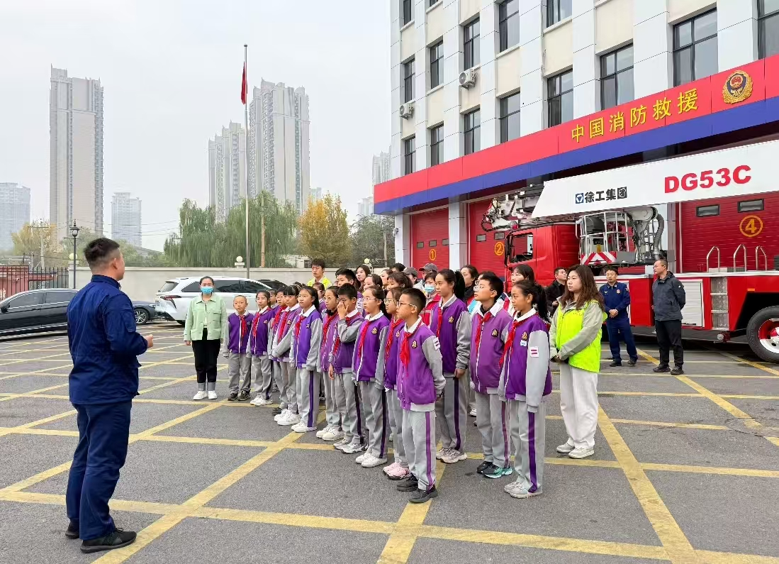 太原万柏林区下元街道纺织苑东社区联合众纺路小学开展消防安全研学活动