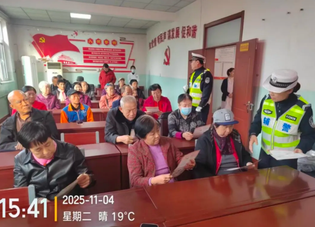 临汾公安交警支队直属一大队走进辖区宾站社区开展道路交通安全知识讲座