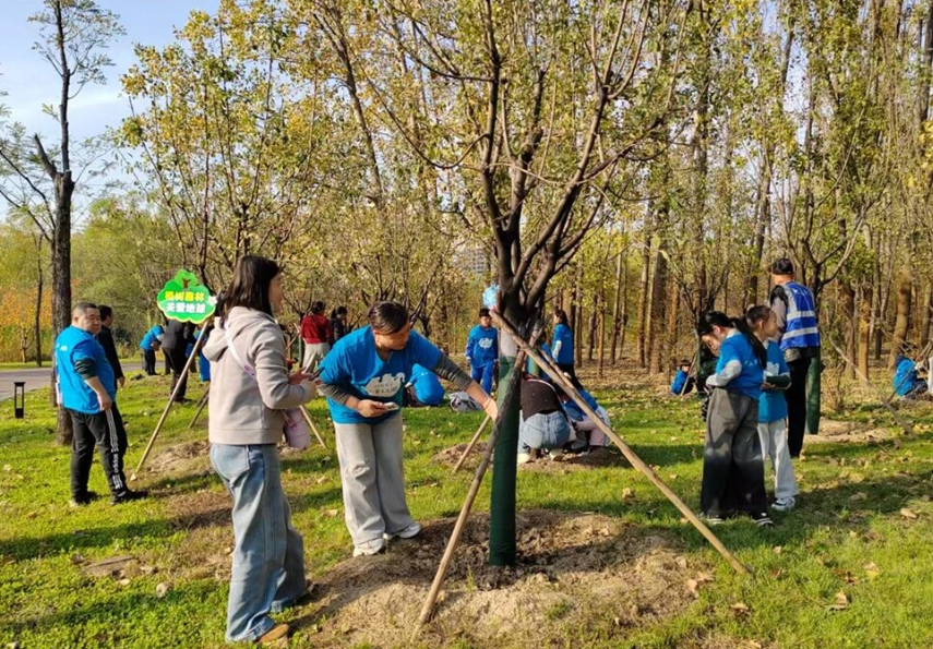 临汾萌娃，为树木穿“冬”衣！