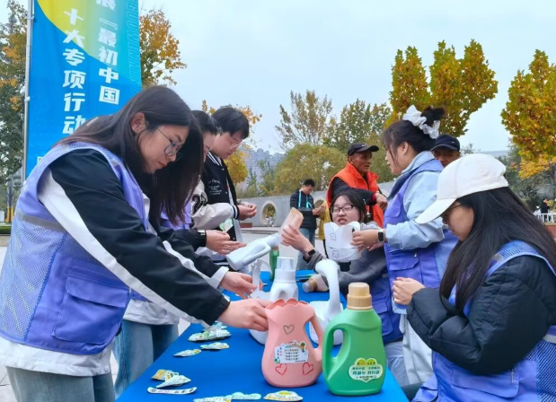 临汾市区廉政广场，“三个十小事”深入人心！