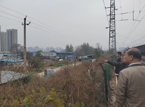 颜值up↑安全值up↑太原尖草坪区开展铁路沿线环境整治