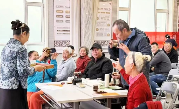 太原迎泽区老军营街道新建南路第二社区：秋韵茶香，情暖桑榆