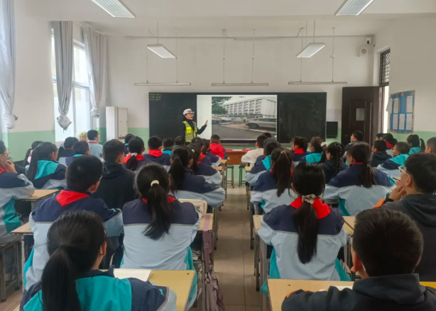 临汾公安交警走进辖区校园开展冬季交通安全宣传活动 平安守护“警”相随