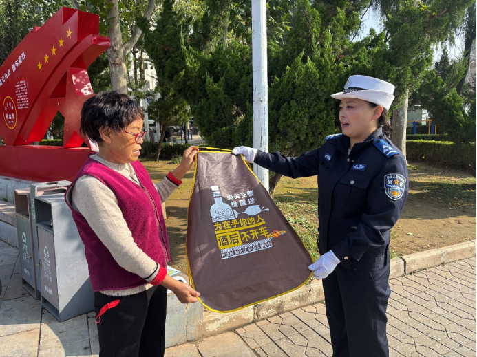 长治壶关公安交警：把交通安全宣传知识送到群众心上