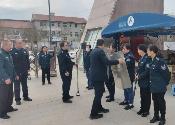 以“演”促防  护校平安 ——长治壶关县龙泉派出所入校开展反恐防暴应急演练