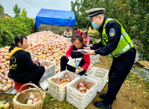 临汾公安交警走进农村果林丰收地里话安全