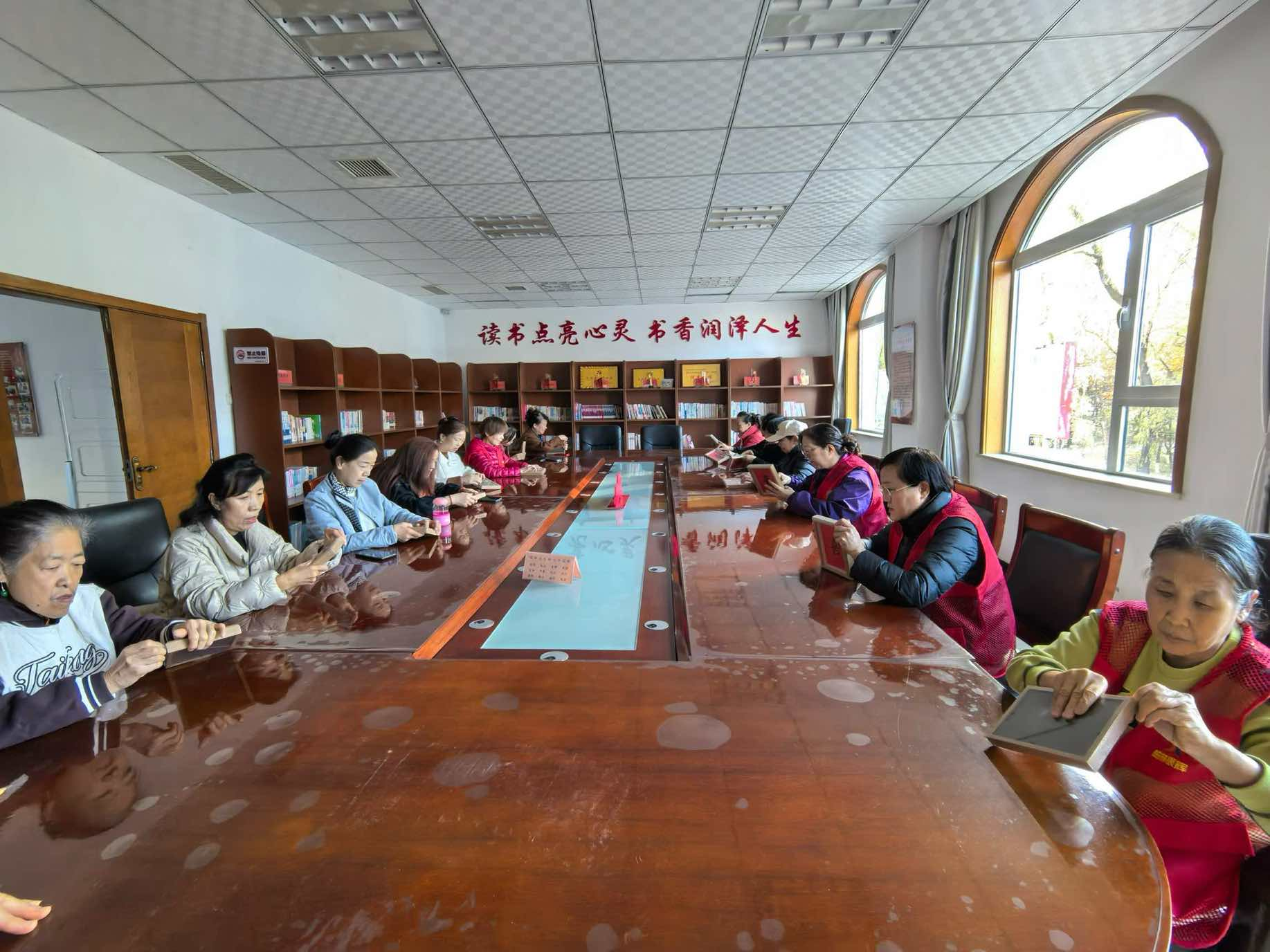 太原万柏林区：银龄巧制相框  温情筑牢养老