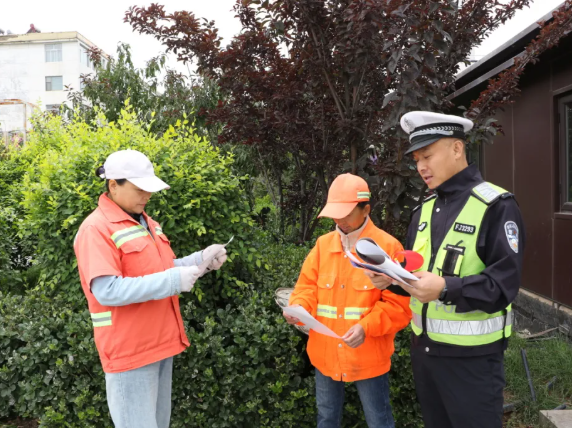 吕梁交口交警走街串巷“敲警钟” 贴近群众“送安全”