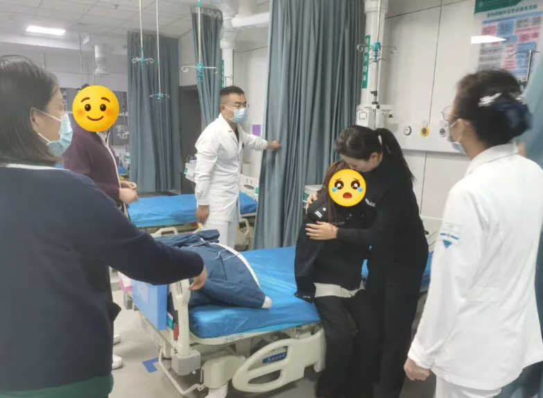 长治潞州：寒湖中救起轻生女孩，女警脱下警服为她取暖……