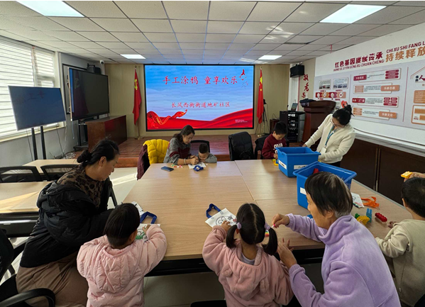 太原万柏林区长风西街街道：亲子涂鸦齐动手  社区欢乐不打烊