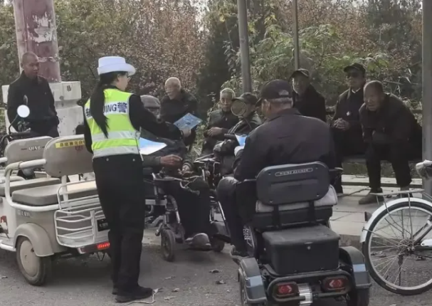 临汾公安交警针对老年群体持续开展交通安全宣传教育活动