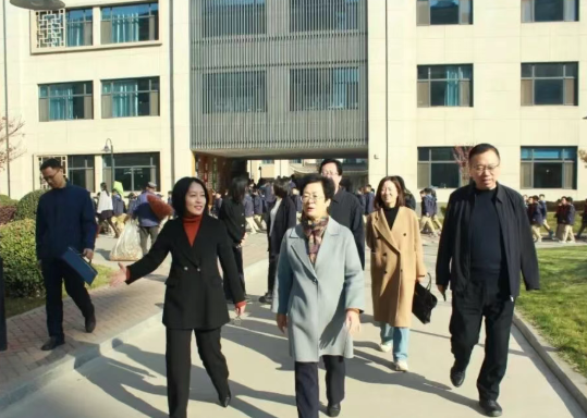 临汾市人大常委会副主任王金珍莅临临汾一中第一附属学校调研义务教育均衡发展情况